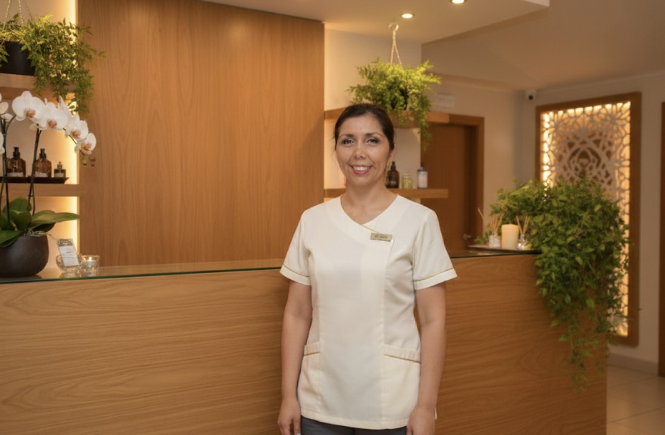 Yasna Ormeño, esteticista profesional en Valdivia realizando masaje relajante